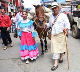 Vestidos con trajes típicos, los marquetones homenajearon a los cafeteros.
