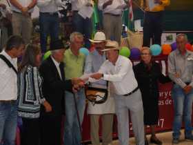 A Juan Emilio, y a Judith Montoya, los premiaron como familia tradicional, llevan 90 años cultivando café en la vereda La Siria 