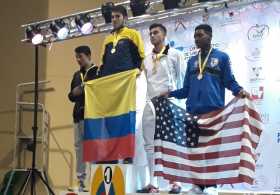 Kevin Restrepo, en el podio del Panamericano de Esgrima , en Cali. Logró oro.