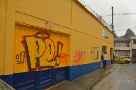 Duró 15 días pintada la fachada de una ferretería en Manizales, víctima de grafiteros