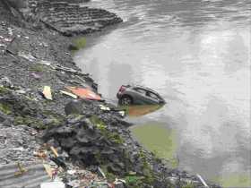 Camioneta se embarcó por accidente en el río Magdalena