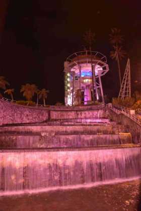 La cascada de la Torre de Chipre se iluminó de rosa para que las mujeres tomen conciencia sobre la importancia de realizarse el 