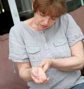 La artritis reumatoide madruga con sus señales