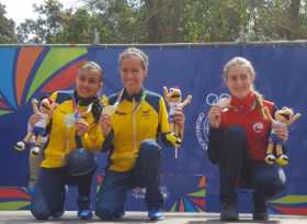 Sofía Villegas (medio) campeona de de cross country en los II Juegos Suramericanos de la Juventud.