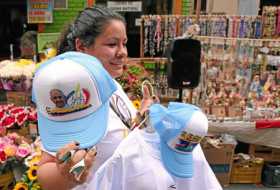 Vendedores callejeros con productos del papa Francisco en la Iglesia Divino Niño del 20 de Julio en Bogotá.