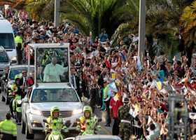 El sumo pontífice se dio ayer su primer baño de multitudes en Colombia en el recorrido de 15 kilómetros entre el aeropuerto mili