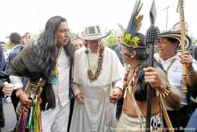 El papa Francisco usando el tradicional sombrero vueltiao durante su visita a Villavicencio. Mañana estará en Medellín.