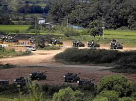Los soldados surcoreanos con la Artillería Autopropulsada K-55 participan en un ejercicio regular de fuego vivo para prepararse 