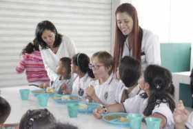 Los 60 niños que serán beneficiaros del comedor gozaron con el primer plato que les ofrecieron.