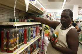 Un hombre compra alimentos enlatados en un supermercado en San Juan, Puerto Rico, como preparativos ante la llegada del huracán 