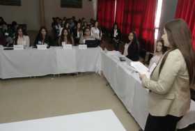 Manuela Arteaga, alumna del colegio Santa Inés, habla al público que asistió a la representación de la ONU organizada por la ins