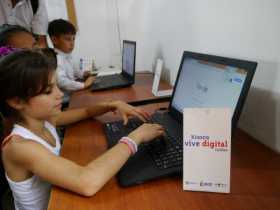 Mariana García visita el Kiosco Digital para hacer las tareas y comunicarse con sus amigos. 