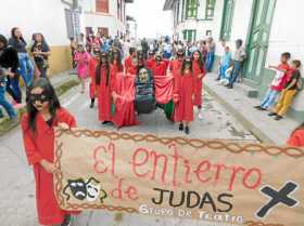 Los niños participan de la celebración con el objetivo de que siga la tradición. 