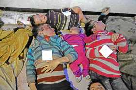 Los cadáveres de las víctimas de un presunto ataque químico yacen sobre el terreno en la ciudad de Duma, Siria, controlada por l