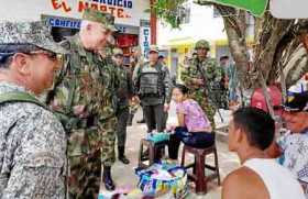 El comandante de las Fuerzas Militares, general Alberto Mejía, recorrió ayer las calles de Tibú, uno de los nueve pueblos que su