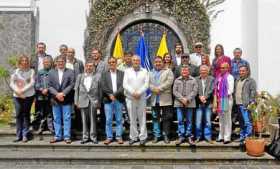 Delegaciones del Gobierno y el Eln tras el encuentro en Cashapamba, a las afueras de Quito (Ecuador) en el que acordaron analiza