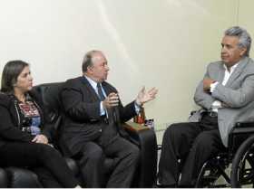 El ministro de Defensa de Colombia, Luis Carlos Villegas, dialoga con el presidente de Ecuador, Lenín Moreno.