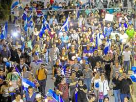 Ciudadanos nicaragüenses se manifestaron en paz con velas blancas por los muertos en las protestas. 