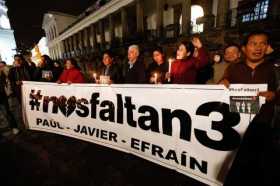 Familiares y grupos de periodistas se concentraron frente al Palacio de Gobierno de Quito (Ecuador) el pasado martes 3 de abril 