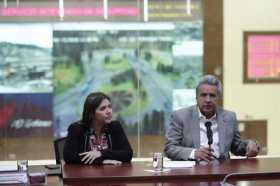 El presidente de Ecuador, Lenín Moreno (d), ofreció una rueda de prensa en Quito, en donde confirmó el asesinato de los tres per