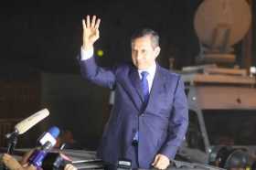 El expresidente peruano Ollanta Humala saluda tras salir de la prisión de la Dirección de Operaciones Especiales de la Policía (