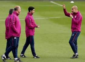 Josep Guardiola dirige un entrenamiento en Manchester, como preparación para enfrentar hoy a Liverpool.