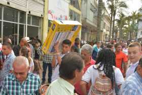 Los viernes en la tarde la carrera 23 de Manizales se vuelve peatonal para albergar a caminantes que reclaman más oferta cultura