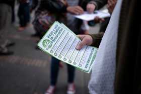 En este volante se explicaron los motivos para adelantar la recolección de firmas para la consulta anticorrupción. 