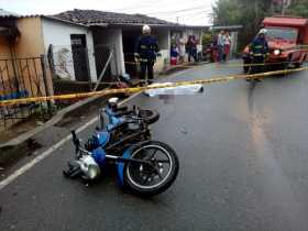 El fallecido iba en su moto.