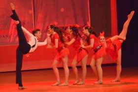  Los saltos de los bailarines de la academia Ballet Olga Lucía c