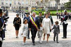 Iván Duque a su llegada a la Casa de Nariño, sede del Ejecutivo, acompañado de su esposa, María Juliana Ruiz, y sus hijos Eloísa