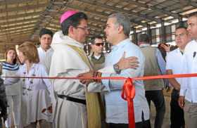 Foto | EFE | LA PATRIA  El presidente, Iván Duque, saluda al obispo de Tibú, Ómar Alberto Sánchez Cubillos.