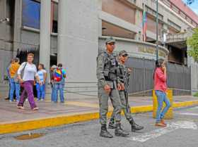 Agentes de la Guardia Nacional custodian las afueras del Palacio de Justicia, a donde trasladaron al diputado Juan Requesens, de