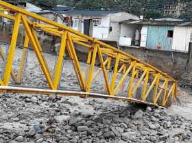 El puente peatonal que construyó el Ejército terminó en el río. 