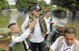El mandatario, Iván Duque, recorrió ayer una zona inundada en Puerto Carreño. Informó de casos de malaria en Guainía. 