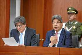 Los magistrados Antonio José Lizarazo y Alejandro Linares explicaron los condicionamientos a la norma. 