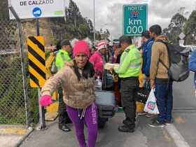 Policías ecuatorianos controlan una fila de emigrantes venezolanos en Rumichaca que tratan de ingresar a Tulcán (Ecuador), para 