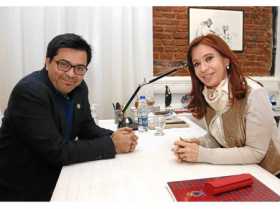 Fotografía cedida por el Instituto Patria que muestra al vicealcalde de Barcelona, Gerardo Pisarello, junto a la expresidenta de