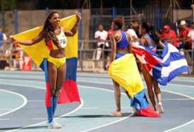 La atleta colombiana Caterine Ibargüen (i) celebra al ganar la medalla de oro en la prueba salto triple 