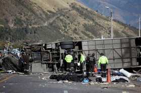  Autoridades y cuerpos de emergencia trabajan en el lugar del accidente de un autobús de pasajeros hoy.