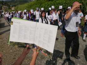 Por la vereda Naranjal de Chinchiná desfilaron los bibliotecarios que asistieron al IX Encuentro Regional de Bibliotecas.