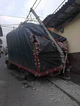 Camión chocó contra poste de cableado eléctrico cerca a la Plaza Alfonso López 