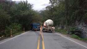 Cerrada la vía Manizales-Medellín por choque de dos tractocamiones