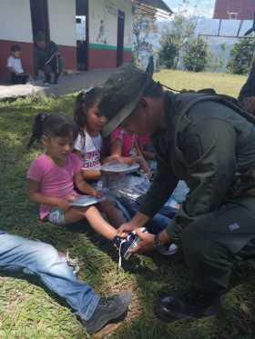  Algunos caminan hasta 20 minutos para llegar a estudiar y sin zapatos