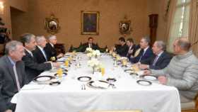 Imagen del encuentre entre parte del equipo de gobierno del presidente, Iván Duque, con la delegación estadounidense encabezada 
