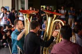 El Ensamble de Metales de la U. de Caldas hizo que la comunidad universitaria parara sus actividades para deleitarse con su músi