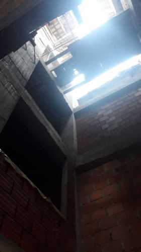 Sitio desde donde cayó el obrero.