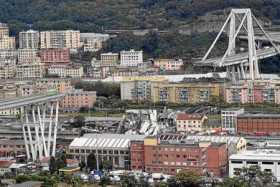 El viaducto transcurre sobre una zona urbana en la que hay centros comerciales, edificios residenciales y áreas industriales.