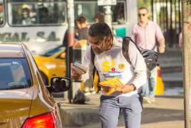 Luis Fernando Acebedo, miembro del Comité Ciudadano por el Sí, entrega un volante a un taxista en el sector de El Cable.