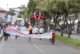 David Gallego salta en el desfile por el aire en la Semana Ambiental